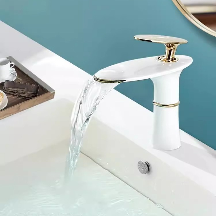 Home Hardware Bathroom Faucets - Cachoeira torneira da bacia de ouro